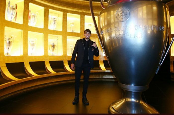 Pemain baru AC Milan, Lucas Paqueta, saat diperkenalkan secara resmi pada Selasa (8/1/2019).