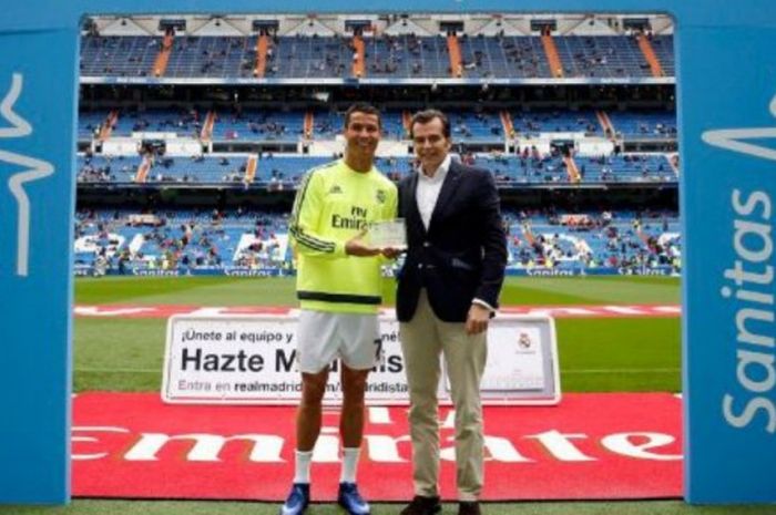 Bintang Real Madrid, Cristiano Ronaldo (kiri), menerima penghargaan Pemain Tersehat, yang diberikan sebelum kick-off melawan Valencia pada lanjutan La Liga di Santiago Bernabeu, Minggu (8/5/2016).