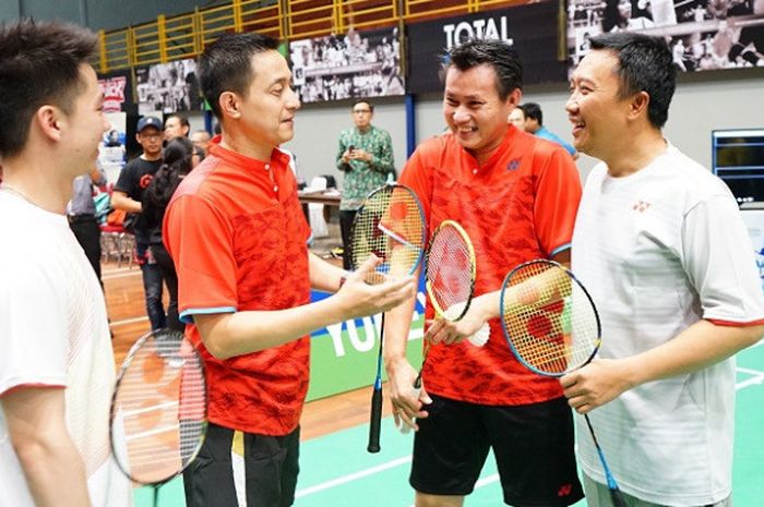 Menteri Pemuda dan Olahraga Imam Nahrawi berduet dengan Kevin Sanjaya Sukamuljo pada laga ekshibisi melawan Candra Wijaya dan Ricky Soebagdja, di Candra Wijaya International Badminton Center, Tangerang Selatan, Selasa (19/12/2017).