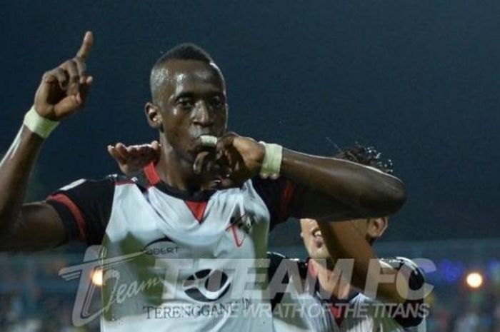 Gelandang serang T-Team FC, Makan Konate merayakan gol pertama timnya ke gawang Sarawak FA di Stadin Sultan Ismail Nasiruddin Shah, Kuala Terengganu, Selasa (9/8/2018) malam.