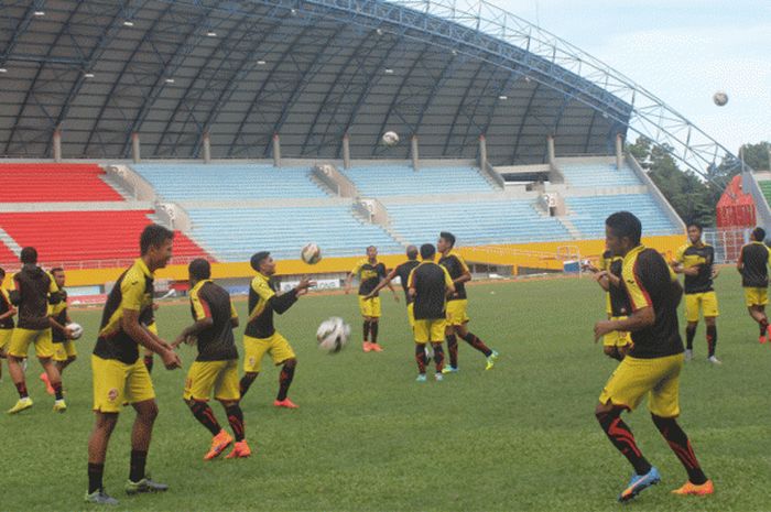 Pemain Sriwijaya FC menggelar latihan bersama usai liburan pasca kompetisi Torabika Soccer Championship 2016 lalu.
