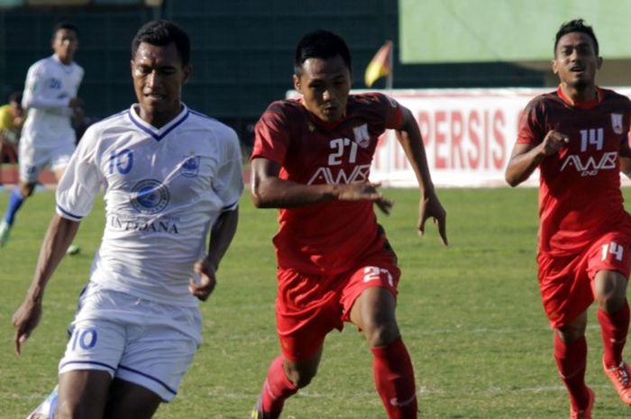 Johan Yoga, pemain PSIS, dalam pertandingan menghadapi PPSM di ISC B.