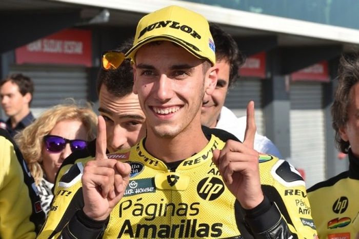 Pebalap Paginas Amarillas HP40 asal Spanyol, Alex Rins, merayakan keberhasilan meraih pole position setelah mencatat waktu tercepa pada sesi kualifikasi GP Australia di Sirkuit Phillip Island, Jumat (17/10/2015).