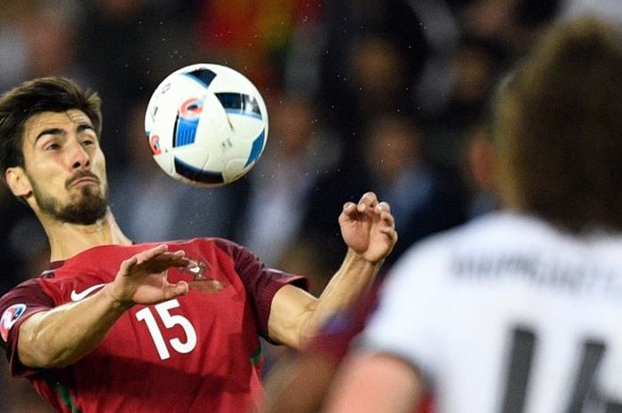 Gelandang Portugal, Andre Gomes, saat tampil melawan Austria di Euro 2016, di Parc des Princes, 18 Juni 2016.  