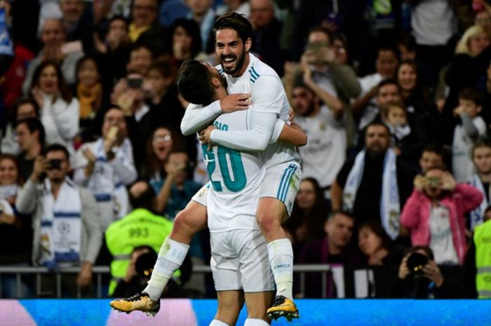 Winger Real Madrid, Marco Asensio, merayakan gol yang dia cetak dengan menggendong Isco dalam laga Liga Spanyol kontra Eibar di Stadion Santiago Bernabeu, Madrid, pada 22 Oktober 2017.