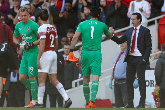 Manajer Arsenal, Unai Emery (kanan), menyalami kiper Petr Cech yang tidak bisa melanjutkan pertandingan Liga Inggris 2018-2019 menghadapi Watford di Stadion Emirates, London, Inggris, pada Sabtu (29/9/2018).