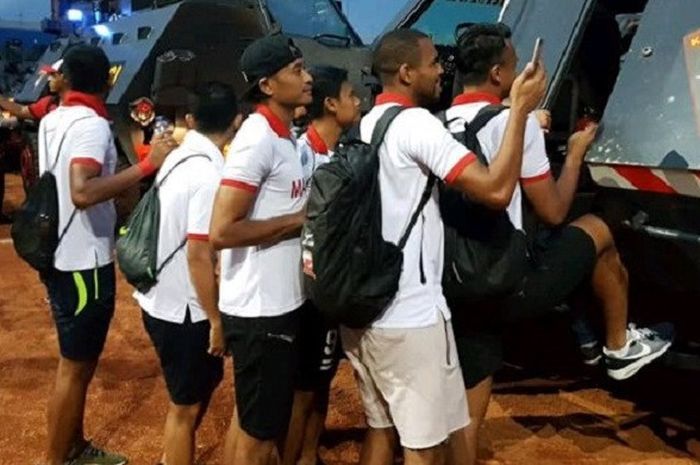Para pemain Madura United diangkut menggunakan mobil barracuda saat meninggalkan stadion si Jalak Harupat, Bandung, menuju ke hotel tempat mereka menginap, Kamis (19/10/2017). 