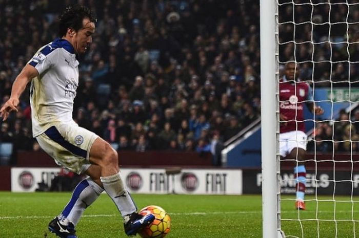Shinji Okazaki mencetak gol saat Leicester bermain imbang 1-1 di kandang Aston Villa, Minggu (17/1/2016)