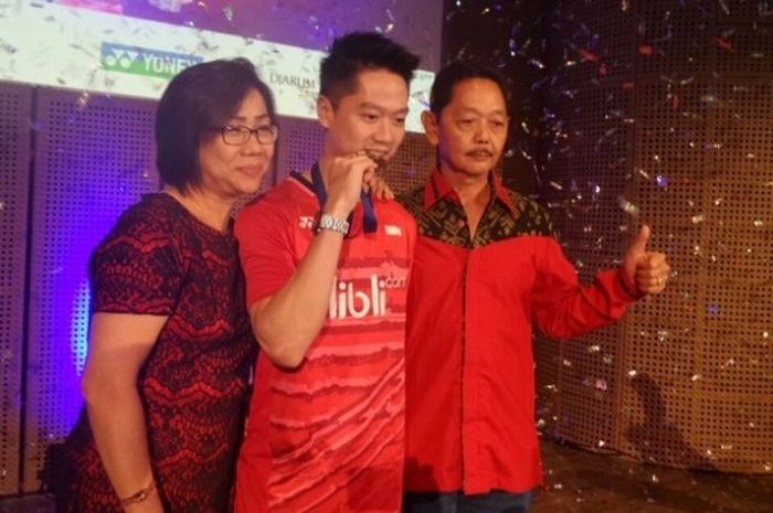 Pebulu tangkis ganda putra nasional, Kevin Sanjaya Sukamuljo (tengah), berpose bersama kedua orangtuanya pada acara penghargaan dari PB Djarum di Galeri Indonesia Kaya, Mall Grand Indonesia, Jakarta, Rabu (22/3/2017).