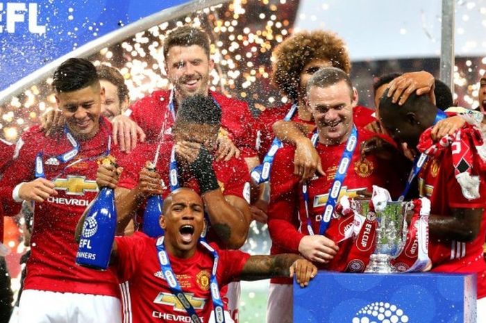 Para pemain Manchester United merayakan kesuksesan menjuarai Piala Liga seusai mengalahkan Southampton dalam final di Stadion Wembley, London, 26 Februari 2017.