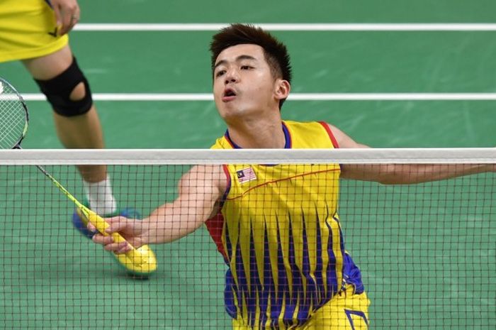 Pemain spesialis ganda putra Malaysia, Tan Wee Kiong, mengembalikan kok yang dilepas sang lawan Chai Biao/Hong Wei (China) pada laga semifinal Olimpiade Rio 2016 di Riocentro Pavilion, Rio de Janeiro, Brasil, 16 Agustus 2016.