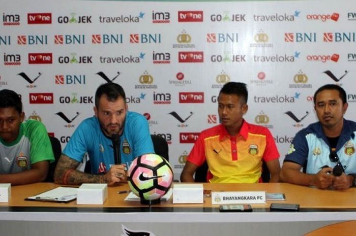 Pelatih Bhayangkara FC, Simon McMenemy (kedua dari kiri), dalam sesi jumpa pers pralaga pekan ketiga Liga musim 2017 kontra PS TNI di Stadion Patriot Candrabhaga, Bekasi, Jawa Barat, Jumat (28/4/2017).