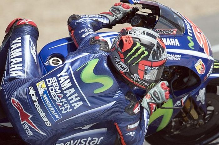 Pebalap tim Movistar Yamaha, Maverick Vinales, memacu motornya saat mengikuti sesi uji coba di Sirkuit Jerez, Spanyol, (8/5/2017).