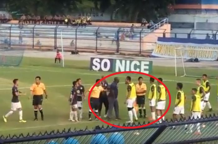 Jacksen F Thiago memarahi wasit yang memimpin pertandingan antara Barito Putra kontra Persipura Jayapura di ajang Jakakaya Friendly Games 2018 di Stadion Surajaya, Lamongan, Rabu (14/3/2018).