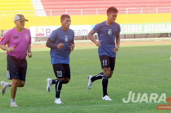 Pelatih fisik Sriwijaya FC, Claudio memberikan latihan tambahan pada pemain Sriwijaya FC, di Stadion Gelora Sriwijaya Jakabaring Palembang, sebelum diturunkan menghadapi Persela Lamongan, Kamis (1/6/2017).