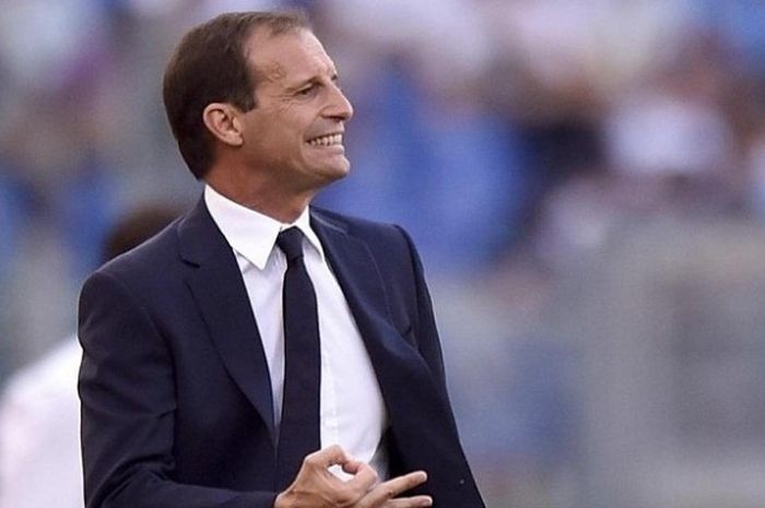 Pelatih Juventus, Massimiliano Allegri, memberikan instruksi kepada para pemainnya pada laga Serie A kontra Lazio, di Stadion Olimpico, Roma, Sabtu (27/8/2016). 