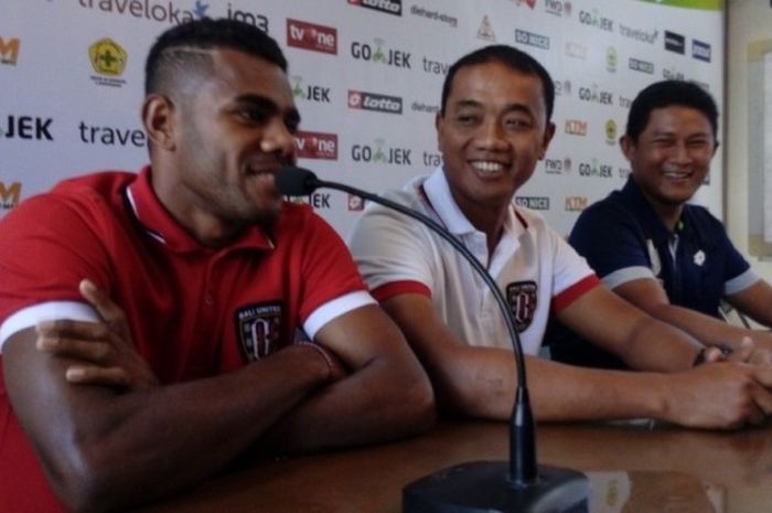 Yabes Roni (kiri) bersama caretaker Bali United, Eko Purjianto (tengah), saat jumpa awak media di sekretariat Persela Lamongan, Sabtu (29/4/2017).