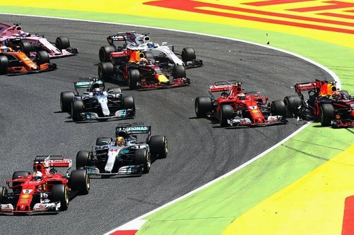 Pebalap tim Ferrari, Sebastian Vettel (depan), memimpin lomba pada tikungan pertama GP Spanyol yang digelar di Sirkuit Catalunya, Spanyol, (14/5/2017).