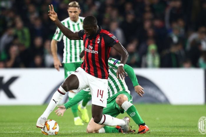 Gelandang AC Milan, Tiemoue Bakayoko, beraksi dalam laga Grup F Liga Europa melawan Real Betis di Stadion Benito Villamarin, Seville, Spanyol pada 8 November 2018.