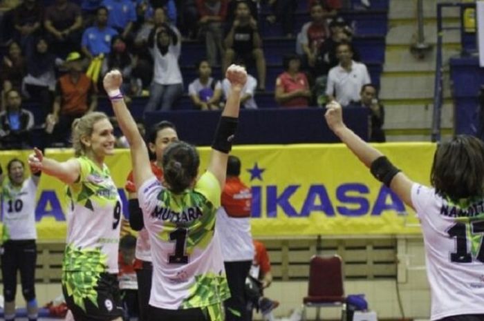 Pemain tim voli putri Jakarta Pertamina Energi merayakan kemenangan atas Jakarta PGN Popsivo Polwan yang mengantar mereka melaju ke babak final Proliga 2017 pada hari kedua final four Seri II Proliga yang berlangsung di GOR C-Tra Arena, Bandung, Sabtu (15/4/2017).