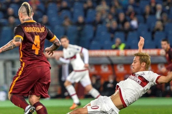 Gelandang AS Roma, Radja Nainggolan, berduel dengan pemain AC Milan, Keisuke Honda, dalam laga Serie A di Stadion Olimpico, Roma, Italia, 9 Januari 2016.