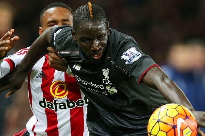 Bek Liverpool, Mamadou Sakho (depan), menghalangi pergerakan striker Sunderland, Jermain Defoe, dalam duel Premier League, 30 Desember 2015. 