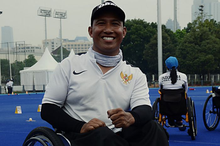 Atlet difabel lawn bowls Indonesia untuk Asian Para Games 2018, I Wayan Damai, saat menjalani sesi latihan di Lapangan Hoki Gelora Bung Karno, Senayan, Jakarta, Jumat (22/9/2018).