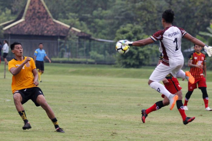 Aksi striker Borneo FC, Lerby Eliandri (kiri) saat timnya menghadapi Persika Karawang pada uji coba di Lapangan Yogyakarta International School, Selasa (23/1/2018). 