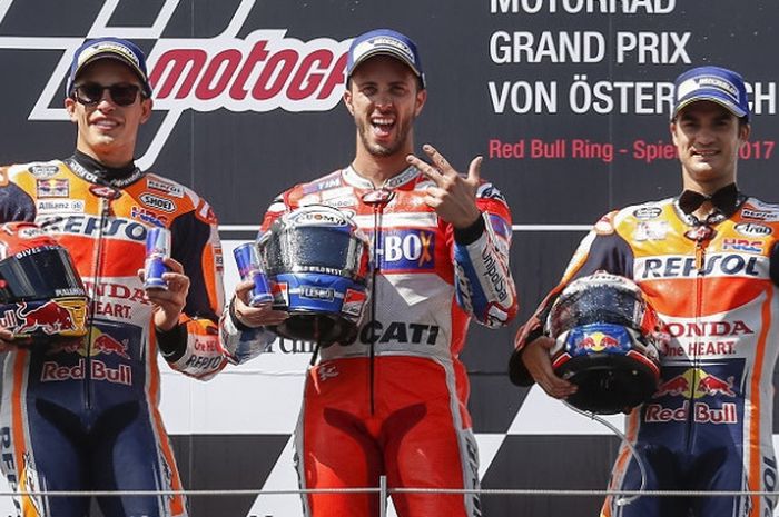 Dari kiri ke kanan, Marc Marquez (Repsol Honda), Andrea Dovizioso (Ducati), dan Dani Pedrosa (Repsol Honda) berpose di podium GP Austria di Red Bull Ring, Minggu (13/8/2017).