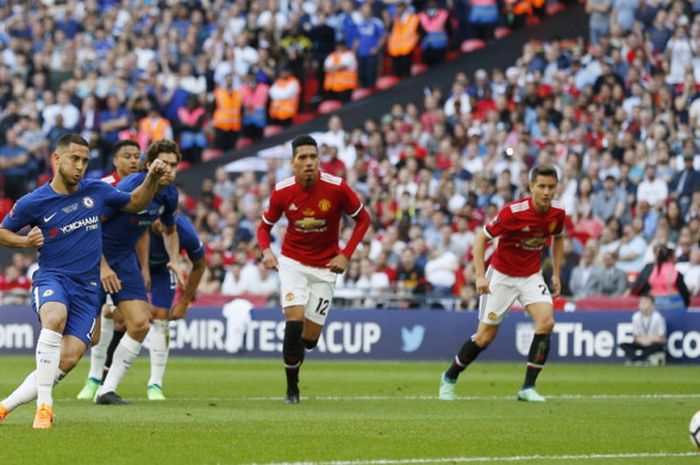Penyerang Chelsea, Eden Hazard (kiri), saat mengeksekusi tendangan penalti saat menghadapi Manchester United di final Piala FA 2017-2018 di Stadion Wembley, London, Inggris, pada Sabtu (19/5/2018).