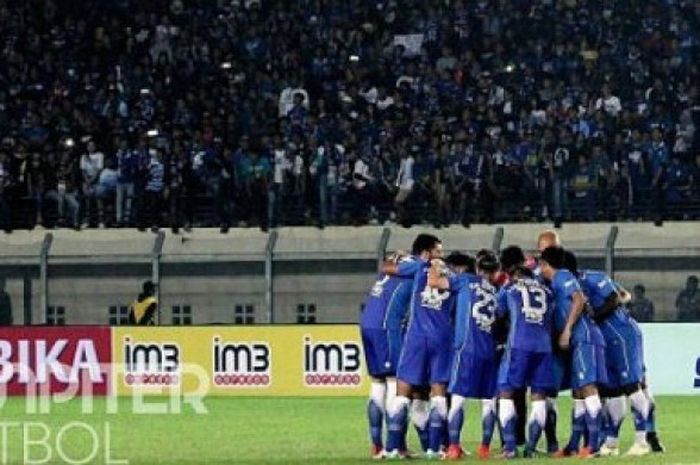 Skuat Persib Bandung berdoa bersama jelang pertandingan. 