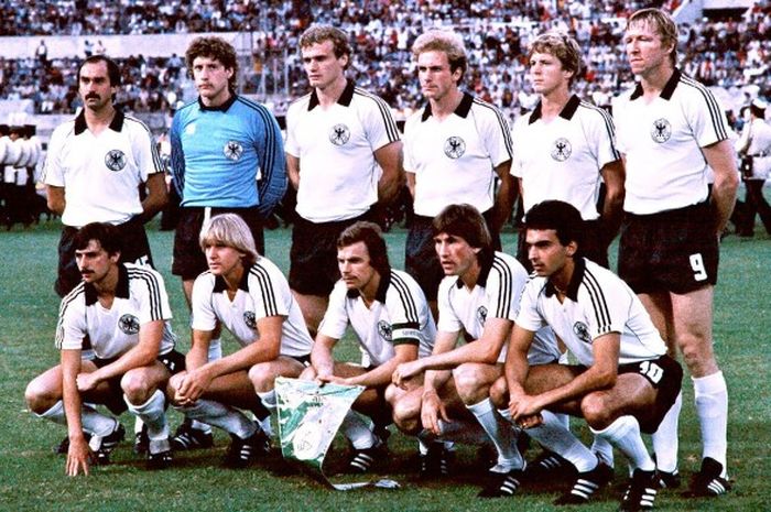 Tim nasional Jerman Barat berpose menjelang laga melawan tim nasional Belgia di final Euro 1980 di Roma, 22 Juni 1980. Berdiri dari (kiri-kanan): Ulrich Stielike, Harald Schumacher, Hans-Peter Briegel, Karl-Heinz Rummenigge, Karl-Heinz Förster, Horst Hrubesch. Jongkok (kiri-kanan): Klaus Allofs, Bernd Schuster, Bernard Dietz, Manfred Kaltz, Hansi Muller