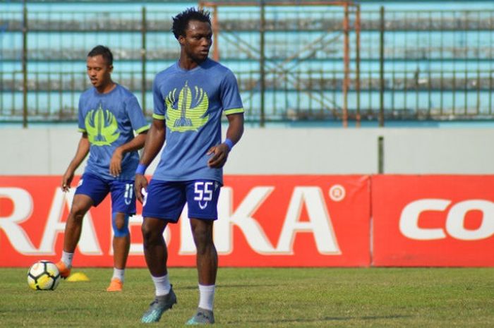  Aldaier Makatindu (11) bersama dengan Ibrahim Conteh (55) saat sesi pemanasan di Stadion Moch Soebr