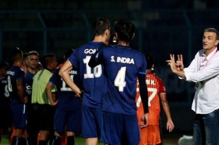  Pelatih Arema, Milomir Seslija saat memberikan arahan ke anak asuhnya saat skuat Singo Edan menjamu Pusamania Borneo FC di Stadion Kanjuruhan, Kabupaten Malang, Sabtu (20/8/2016) malam.  