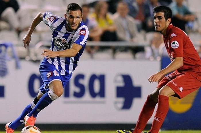 Aksi striker Deportivo La Coruna, Lucas Perez (kiri), dalam pertandingan pramusim bertajuk Teresa Herrera Trophy menghadapi Sporting Gijon di Stadion Municipal de Riazor, A Coruna, Spanyol, pada  10 Agustus 2014.