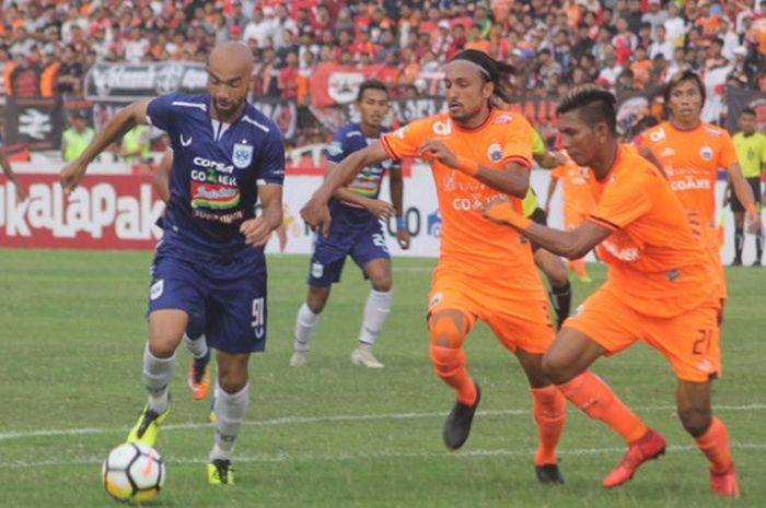 Striker asing PSIS Semarang, Bruno Silva, saat berhadapan dengan Persija Jakarta di Stadion Sultan Agung, Bantul.