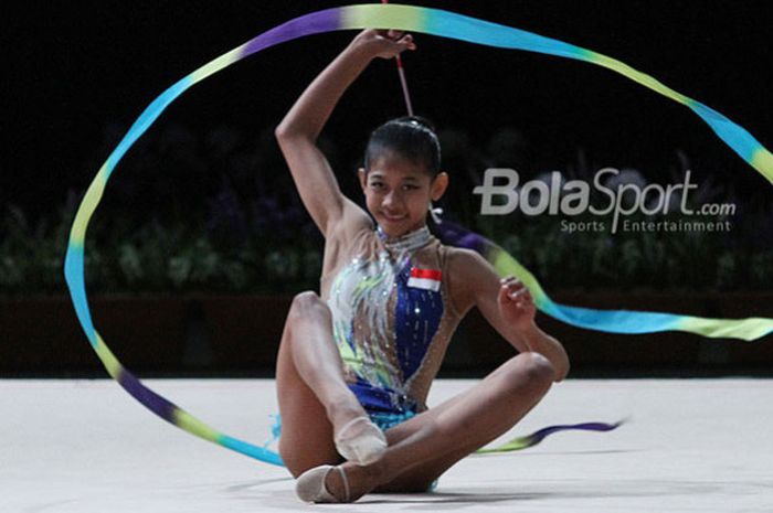 Pesenam Indonesia Wahyu Yolanda Putri beraksi dengan alat pita dalam final senam ritmik tunggal putri all around SEA Games XXIX Kuala Lumpur di Mitec, Malaysia, Minggu (27/8). Wahyu Yolanda gagal meraih medali dalam nomor tersebut dan hanya meraih peringkat tujuh dengan skor 42,3.