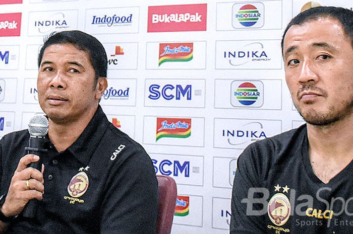 Asisten pelatih Sriwijaya FC, Francis Wawengkang (tengah), didampingi kapten tim, Yu Hyun-koo, berbicara kepada media saat sesi konfrensi pers, Selasa (13/2/2018).