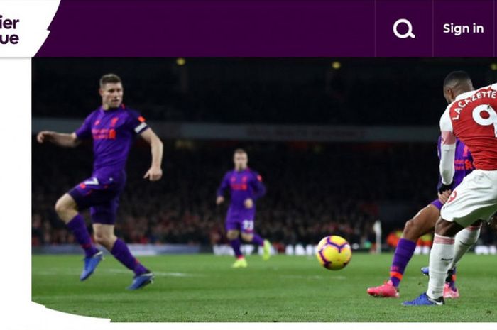 Penyerang Arsenal, Alexandre Lacazette, melepaskan tembakan yang membuahkan gol ke gawang Liverpool pada laga lanjutan Liga Inggris di Stadion Emirates, Sabtu (3/11/2018) waktu setempat.