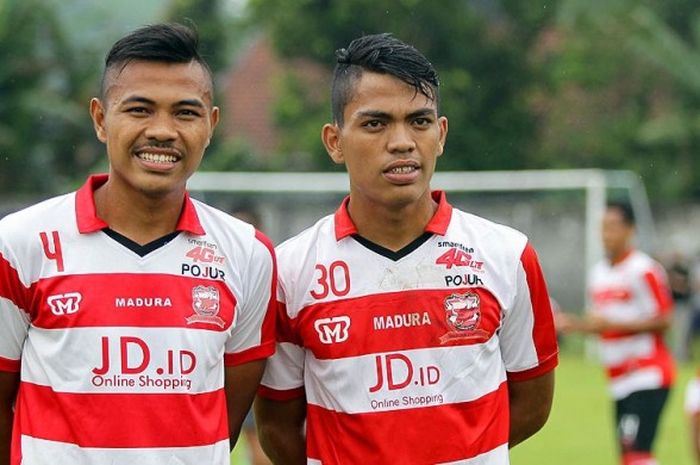 Asep Berlian (kiri) dan tanjung Sugiarto (kanan), pesepak bola kakak-adik yang kini membela Madura United di Liga 1 musim 2017.