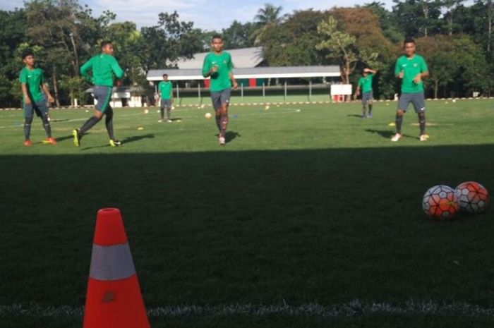 Para pemain timnas U-18 memulai Training Center (TC) di lapangan Atang Sutresna, Markas Kopassus, Cijantung, Jakarta Timur, Senin (20/3/2017) sore WIB.