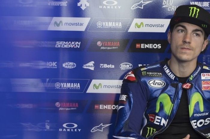 Pebalap Movistar Yamaha, Maverick Vinales, berada di paddock pada sesi kualifikasi GP Argentina di Autodromo Termas de Rio Hondo, Sabtu (8/4/2017).