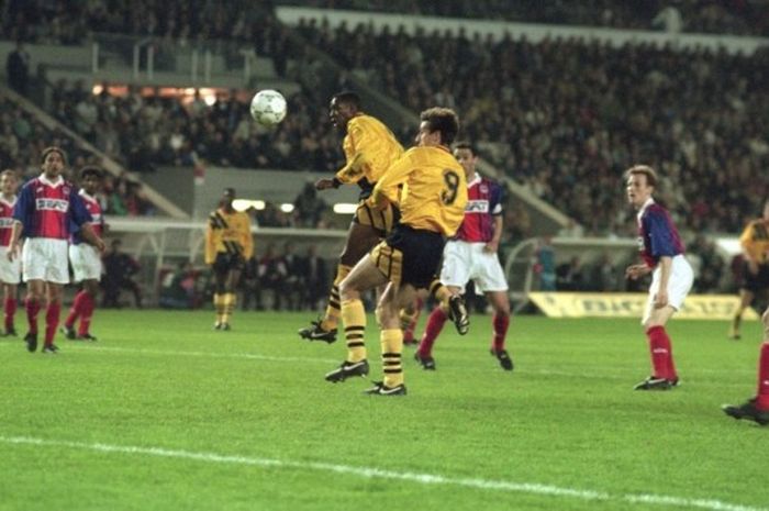 Aksi striker Arsenal, Ian Wright, saat mencetak gol ke gawang Parisa Saint-Germain di leg pertama semifinal Piala Winner pada 29 Maret 1994 di Parc des Princes.