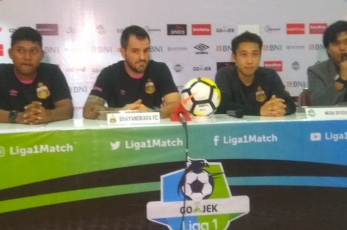 Pelatih dan pemain Bhayangkara FC, Simon McMenemy serta Lee Yoo-joon dalam sesi jumpa pers sebelum di Stadion PTIK, Rabu (16/5/2018).