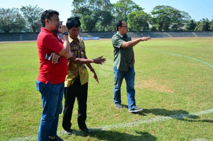 Manajemen Persis Solo saat memantau Stadion Sriwedari, Surakarta.