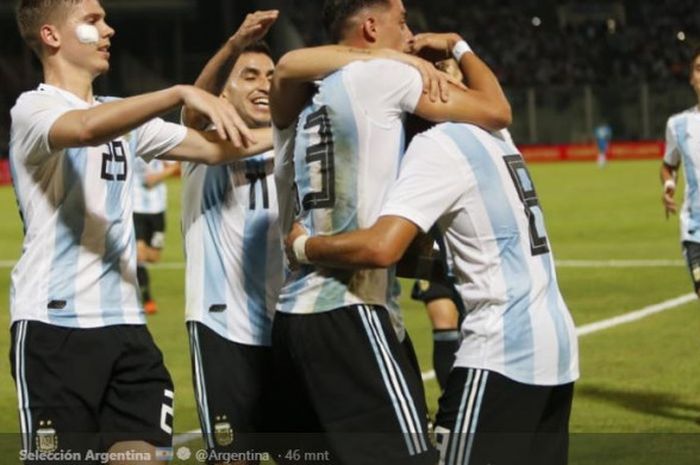 Pemain timnas Argentina merayakan gol ke gawang Meksiko dalam laga persahabatan yang berlangsung di Stadion Mario Kempes, Cordoba, Argentina, pada Jumat (17/11/2018).