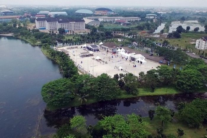 Venue voli pantai di Jakabaring Sport Center, Palembang, tampak dari udara.