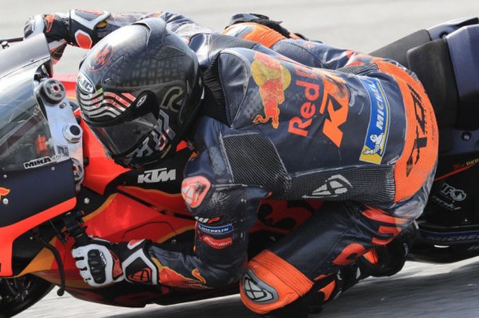 Pebalap penguji tim KTM, Mika Kallio, memacu motornya saat tes pramusim di Sirkuit Sepang, Malaysia, Selasa (30/1/2018).