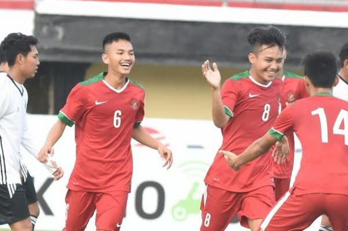 Pemain timnas U-19 Indonesia,  Witan Sulaiman (8), disambut rekan-rekannya seusai mencetak gol ke gawang Perseden Denpasar di Stadion Kapten I Wayan Dipta, Gianyar, Jumat (19/5/2017). 