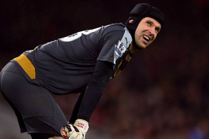 Ekspresi Petr Cech saat membela Arsenal menghadapi Chelsea dalam partandingan lanjutan Premier League 2015-2016 di Stadion Emirates, London, Inggris, pada 24 Januari 2016.